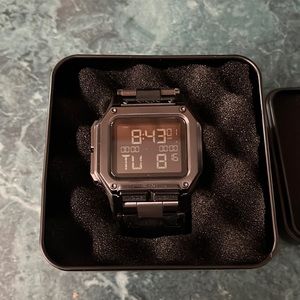 Mens Nixon watch. Only been wore once and out right back in the box.